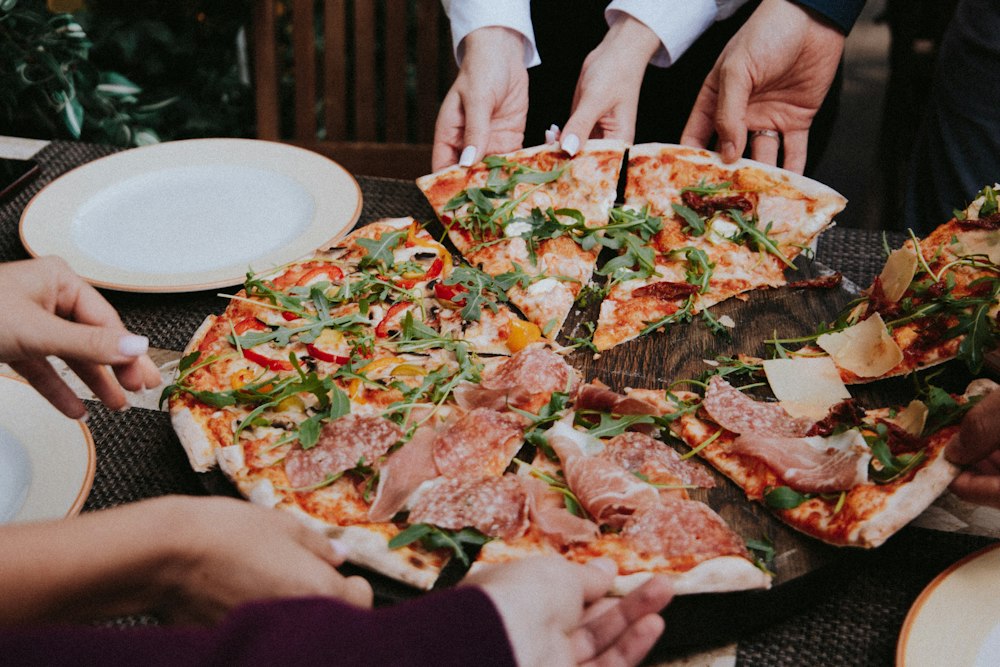 Amici che condividono una pizza