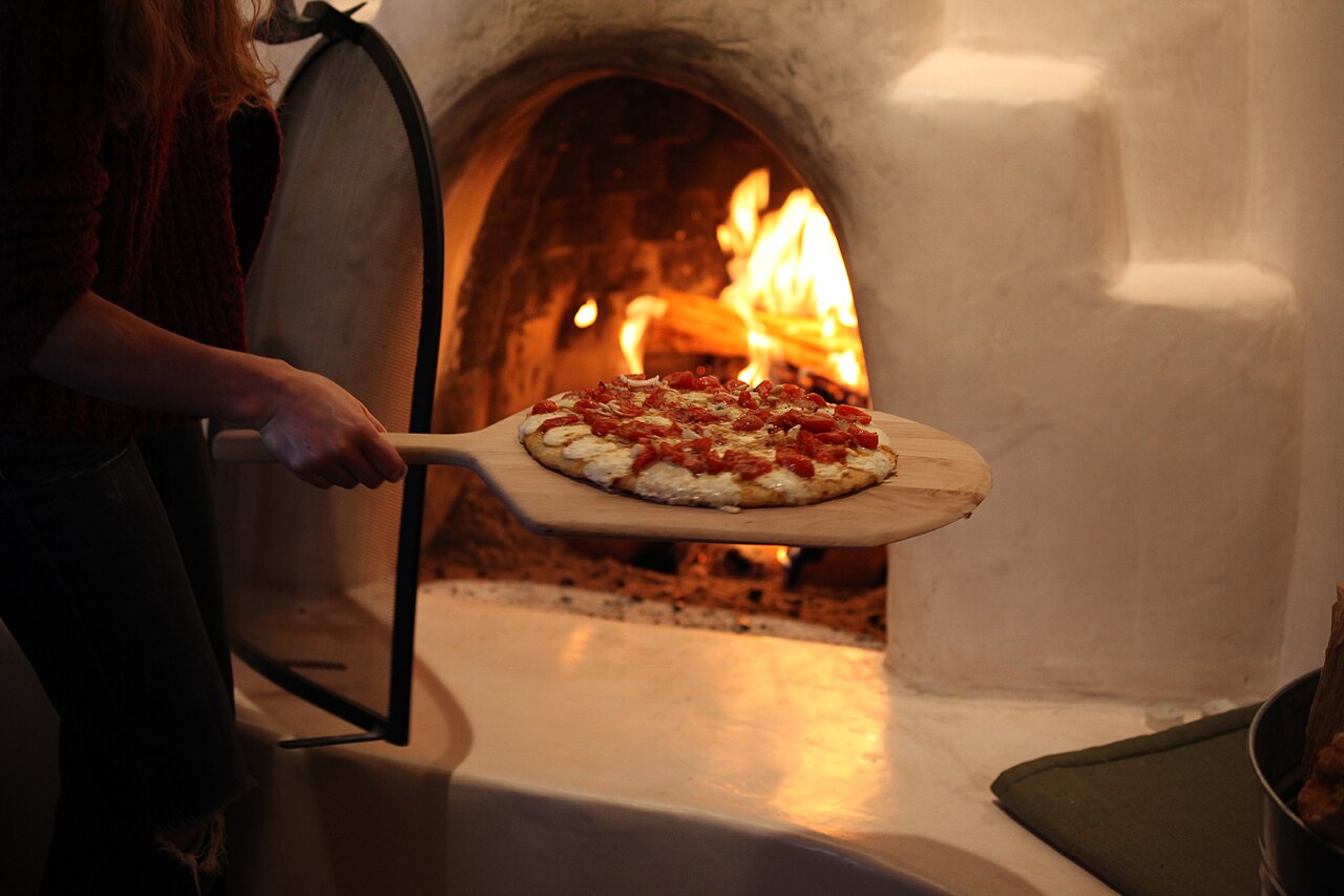 Pizza infornata con la pala